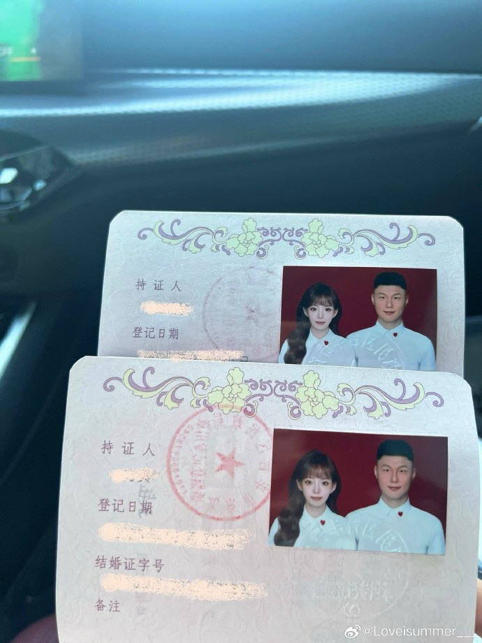 恭喜！方昊女友社媒曬結婚證：已婚